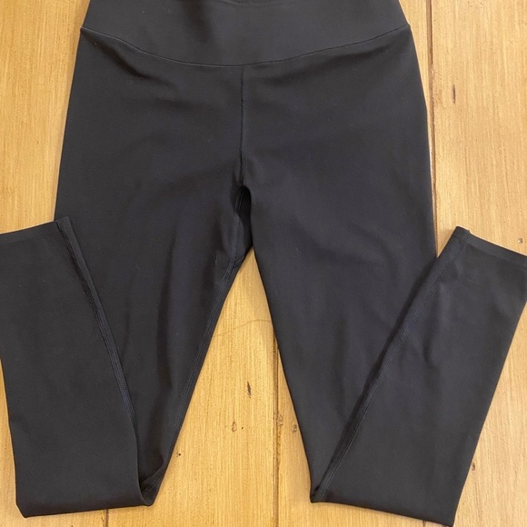 Uniqlo Women’s Black Legging Athletic Wear Exercise Crop medium - Picture 1 of 11